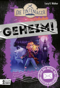 Auf dem Buchcover von Die Tintenjäger sieht man auf einem schwarzen Hintergrund einen violetten Rahmen, in dessen Zentrum ein blondes Mädchen mit einem Stift in der Hand steht. Hinter ihr sieht man London und die Seitenansicht eines Jungen.