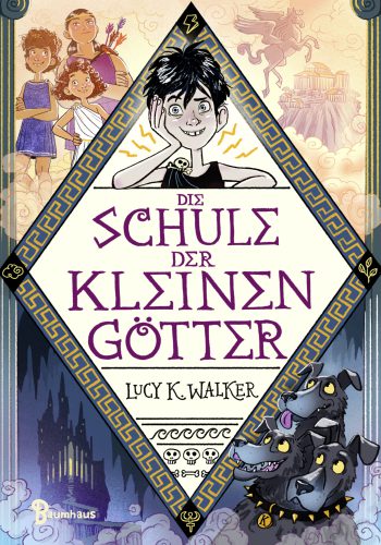 Das Buchcover von Die Schule der kleinen Götter zeigt gerahmt von dekorativen mythologischen Elementen und Formen einen Jungen mit schwarzen Haaren. Im pberen Teil sieht man drei Kinder und ein Pegasus-Pferd vor dem Berg Olymp. Im unteren Teil sieht man die Unterwelt und einen dreiköpfigen Hund.